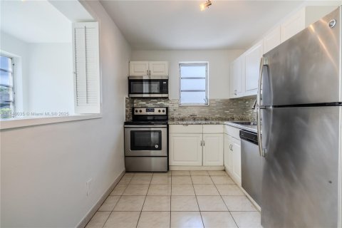 Condo in Hallandale Beach, Florida, 3 bedrooms  № 1832432 - photo 10