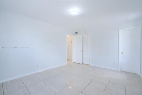 Condo in Hallandale Beach, Florida, 3 bedrooms  № 1832432 - photo 21