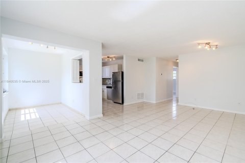 Condo in Hallandale Beach, Florida, 3 bedrooms  № 1832432 - photo 5