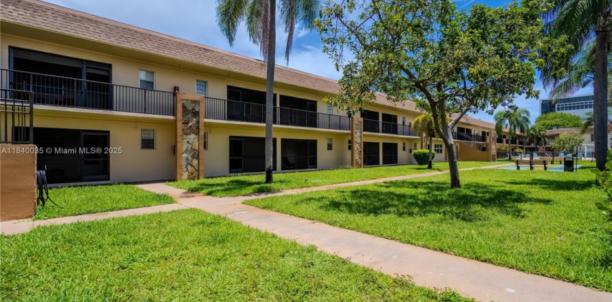 Condo in Hallandale Beach, Florida, 3 bedrooms  № 1832432