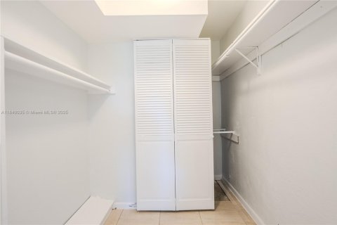 Condo in Hallandale Beach, Florida, 3 bedrooms  № 1832432 - photo 24