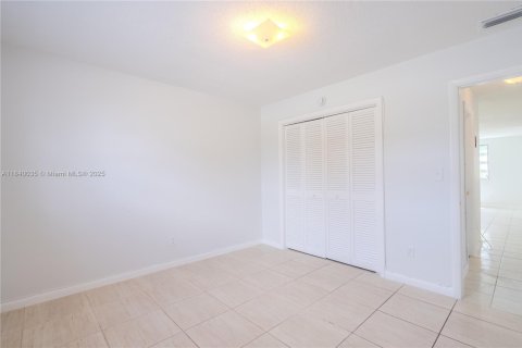 Condo in Hallandale Beach, Florida, 3 bedrooms  № 1832432 - photo 19