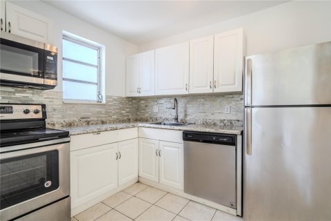 Condo in Hallandale Beach, Florida, 3 bedrooms  № 1832432 - photo 9