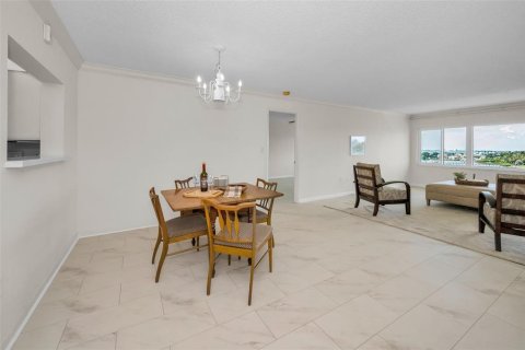 Condo in Belleair Bluffs, Florida, 2 bedrooms  № 1876650 - photo 17