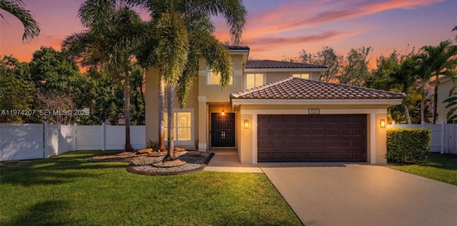 Дом в Пемброк-Пайнс, Флорида 4 спальни, 205.5м2 № 2035990