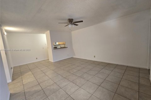 Condominio en alquiler en Coral Springs, Florida, 2 dormitorios, 71.35 m2 № 1922252 - foto 10