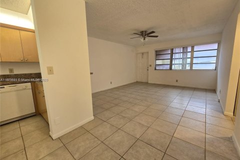Condominio en alquiler en Coral Springs, Florida, 2 dormitorios, 71.35 m2 № 1922252 - foto 8