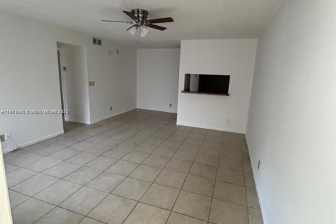 Condominio en alquiler en Coral Springs, Florida, 2 dormitorios, 71.35 m2 № 1922252 - foto 9