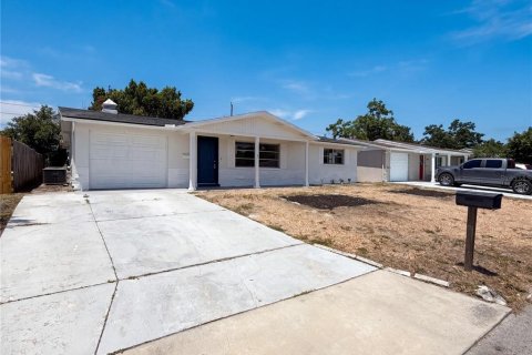 House in New Port Richey, Florida 2 bedrooms, 93.27 sq.m. № 2120085