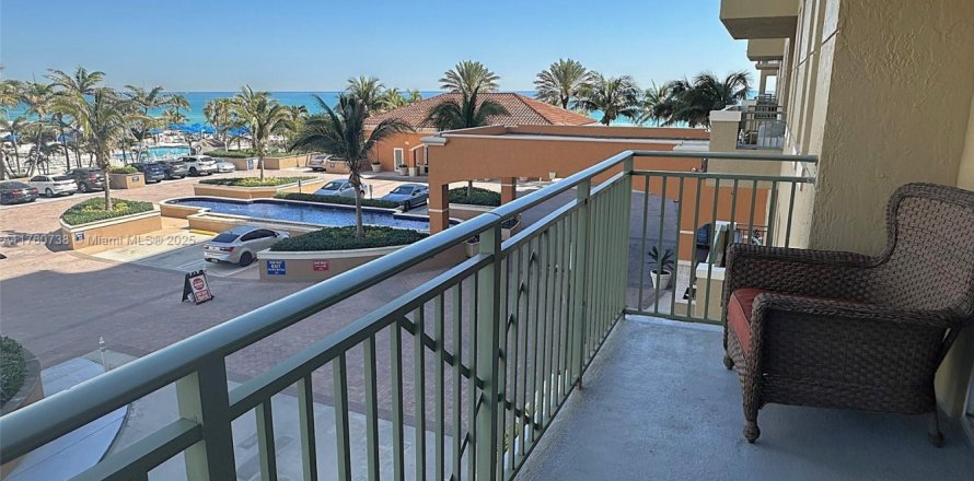 Кондоминиум с 2 спальнями в Халландейл-Бич, Флорида № 1981887