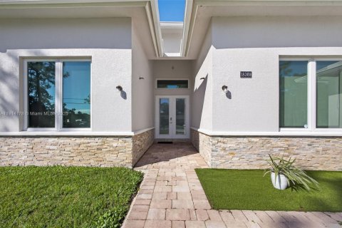 House in Jupiter, Florida 4 bedrooms, 300.17 sq.m. № 2015781 - photo 5