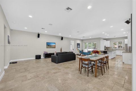 House in Jupiter, Florida 4 bedrooms, 300.17 sq.m. № 2015781 - photo 12