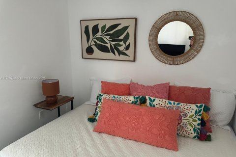 Condo in Miami, Florida, 2 bedrooms  № 2023082 - photo 9