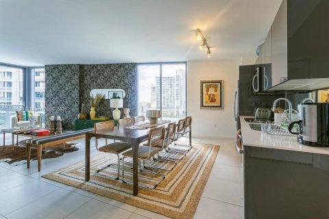 Condo in Miami, Florida, 2 bedrooms  № 2023082 - photo 2