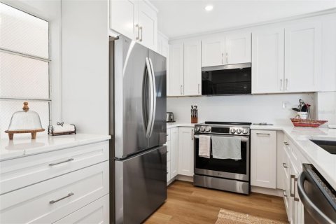 Condo in Saint Petersburg, Florida, 2 bedrooms  № 1785114 - photo 12
