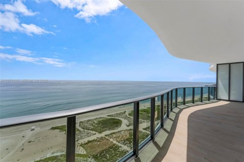 Condo in Pompano Beach, Florida, 3 bedrooms № 2413092 - photo 13