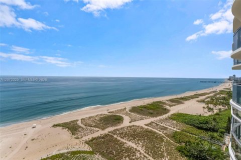 Condo in Pompano Beach, Florida, 3 bedrooms № 2413092 - photo 16