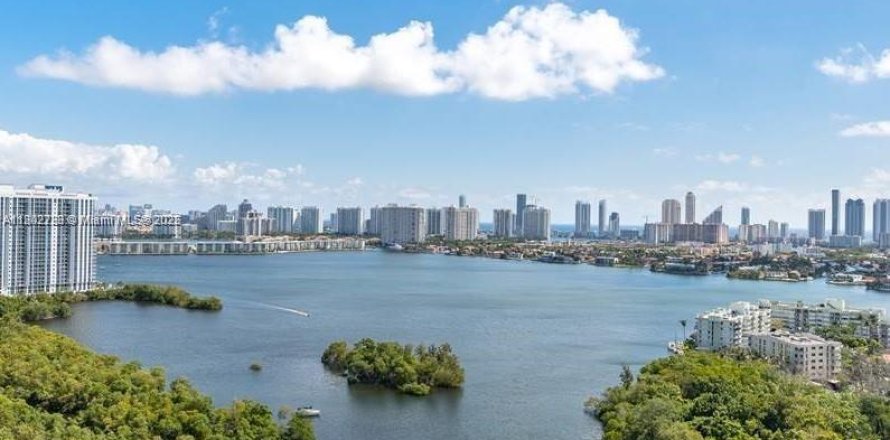 Condo in North Miami Beach, Florida, 2 bedrooms № 1728497