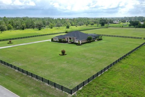 House in Tavares, Florida 4 bedrooms, 327.11 sq.m. № 1800212 - photo 2