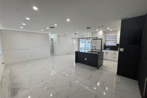 House in Pembroke Pines, Florida 3 bedrooms, 106.84 sq.m. № 2001594 - photo 10