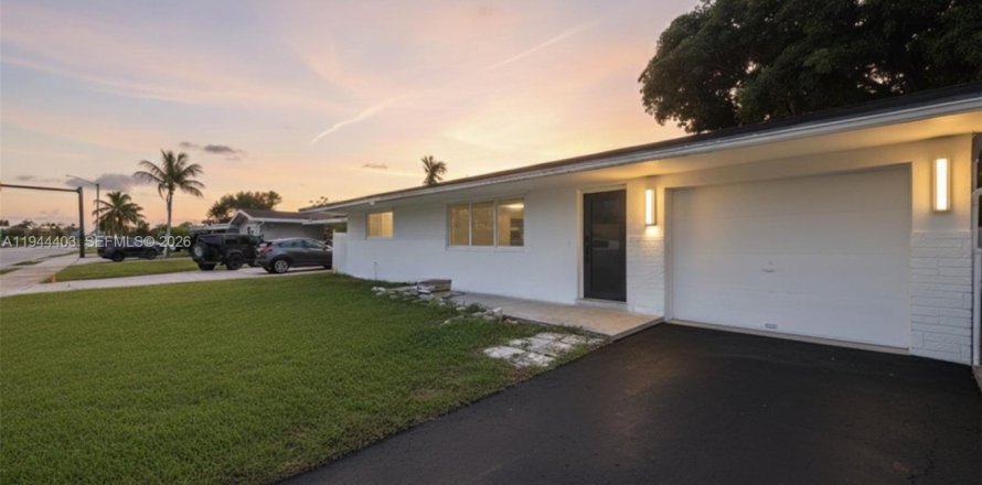 House in Pembroke Pines, Florida 3 bedrooms, 106.84 sq.m. № 2001594