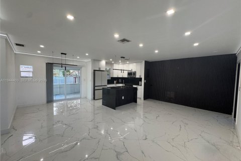 House in Pembroke Pines, Florida 3 bedrooms, 106.84 sq.m. № 2001594 - photo 3