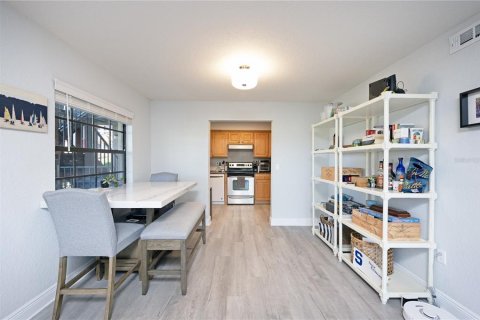 Condo in Gulfport, Florida, 2 bedrooms  № 1648766 - photo 8