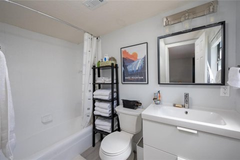 Condo in Gulfport, Florida, 2 bedrooms  № 1648766 - photo 16