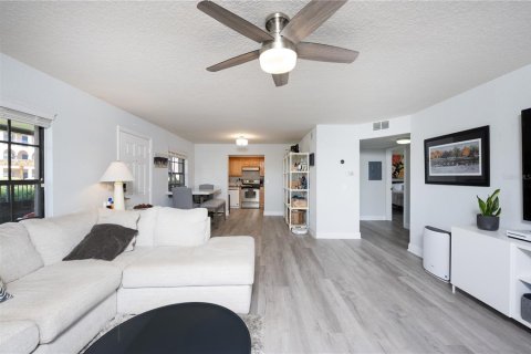 Condo in Gulfport, Florida, 2 bedrooms  № 1648766 - photo 4