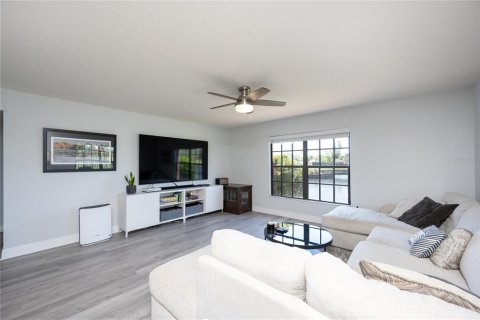 Condo in Gulfport, Florida, 2 bedrooms  № 1648766 - photo 5