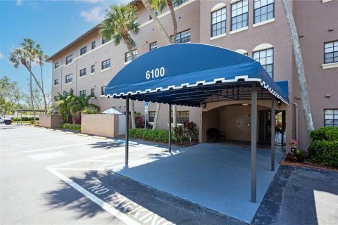 Condo in Gulfport, Florida, 2 bedrooms  № 1648766 - photo 1