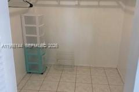 Кондоминиум с 2 спальнями в Норт-Майами-Бич, Флорида № 2027906