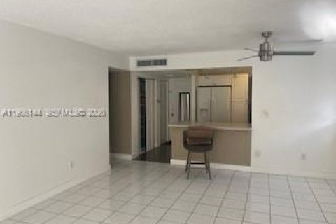 Снять в аренду кондоминиум в Норт-Майами-Бич, Флорида 2 спальни, 100.06м2, № 2027906 - фото 13