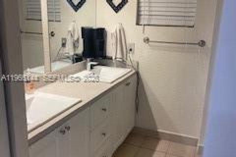 Снять в аренду кондоминиум в Норт-Майами-Бич, Флорида 2 спальни, 100.06м2, № 2027906 - фото 3