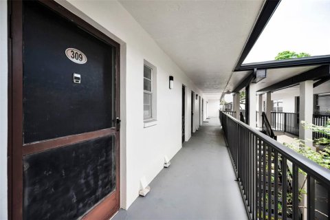 Condo in Dunedin, Florida, 2 bedrooms  № 2226616 - photo 13