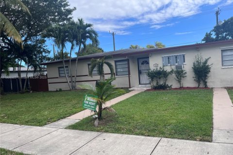 Снять в аренду виллу или дом в Катлер-Бей, Флорида 5 спален, 143.44м2, № 1952560 - фото 1