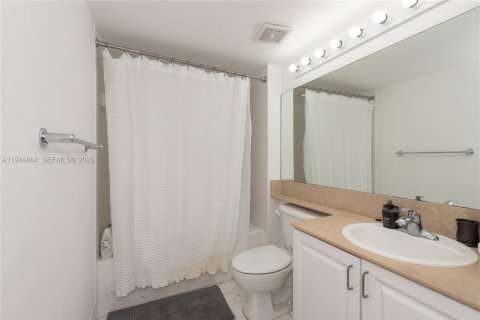 Condo in Miami, Florida, 2 bedrooms № 2060176 - photo 11