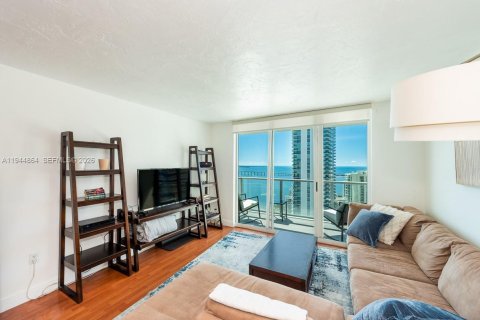 Condo in Miami, Florida, 2 bedrooms № 2060176 - photo 3