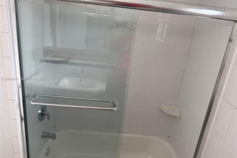 Снять в аренду кондоминиум в Майами, Флорида 2 спальни, 67.35м2, № 2145878 - фото 11