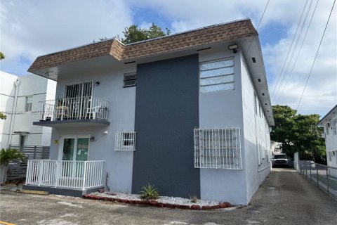 Снять в аренду кондоминиум в Майами, Флорида 2 спальни, 67.35м2, № 2145878 - фото 2