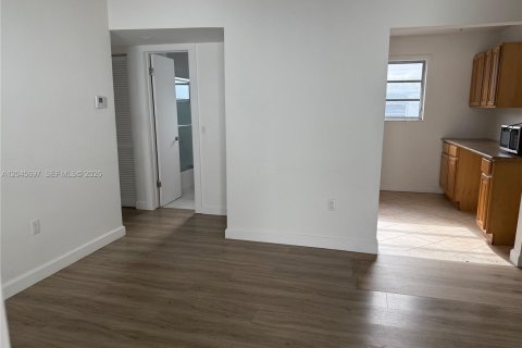 Снять в аренду кондоминиум в Майами, Флорида 2 спальни, 67.35м2, № 2145878 - фото 4
