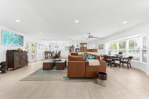 Casa en venta en Palm Harbor, Florida, 4 dormitorios, 211.72 m2 № 1914475 - foto 5