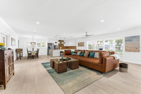 Casa en venta en Palm Harbor, Florida, 4 dormitorios, 211.72 m2 № 1914475 - foto 4