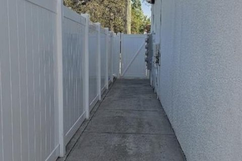 Commercial property in Tampa, Florida 666.67 sq.m. № 2093425 - photo 12
