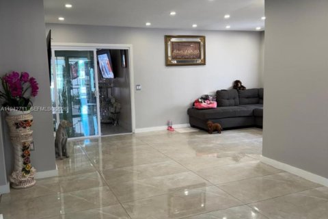 House in Miami, Florida 4 bedrooms, 69.58 sq.m. № 2000984 - photo 27