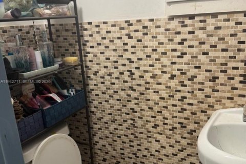 House in Miami, Florida 4 bedrooms, 69.58 sq.m. № 2000984 - photo 9