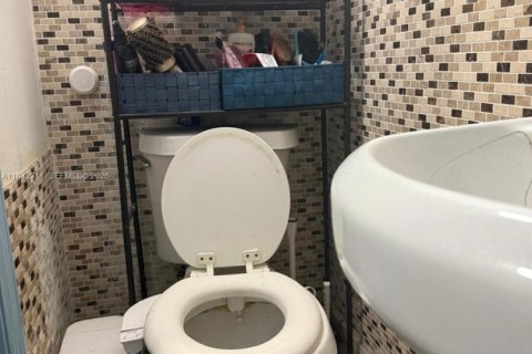 House in Miami, Florida 4 bedrooms, 69.58 sq.m. № 2000984 - photo 4