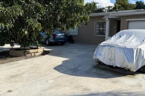 House in Miami, Florida 4 bedrooms, 69.58 sq.m. № 2000984 - photo 2