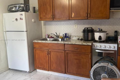 House in Miami, Florida 4 bedrooms, 69.58 sq.m. № 2000984 - photo 24