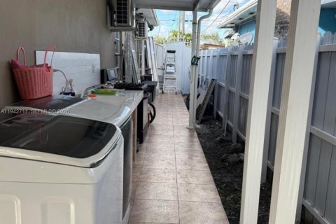 House in Miami, Florida 4 bedrooms, 69.58 sq.m. № 2000984 - photo 13